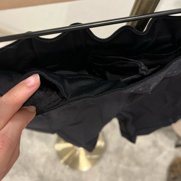 Lululemon Bike Shorts | Black | Size 6 | Pockets | Reflective | GREAT Condition - Picture 3 of 7